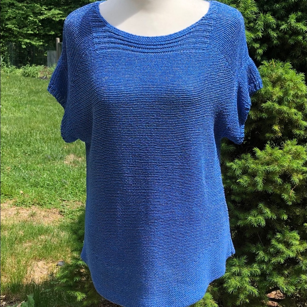 Cable & Gauge Knit Top Sz M, pretty blue, flattering curved hemline. EUC